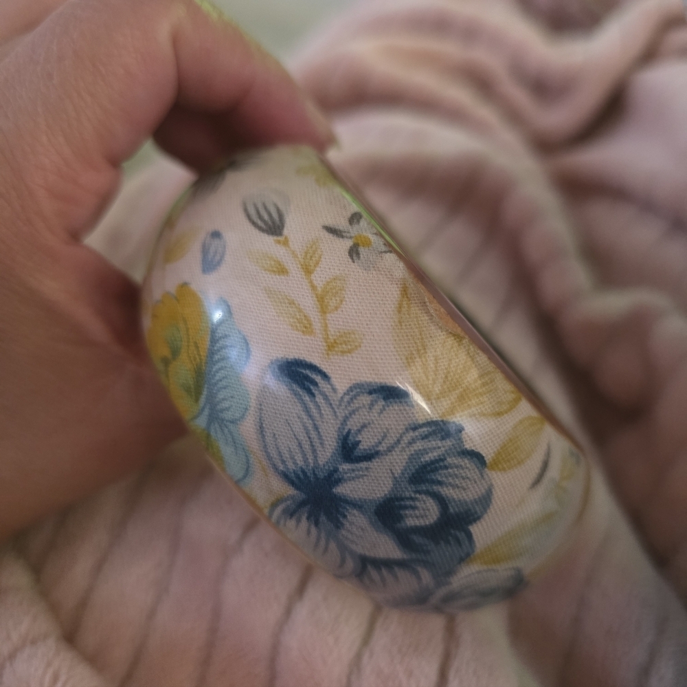VTG 70s HIPPIE BEAUTIFUL Blue ROSE +ROSE Bubs Flower Fabric CHUNKY LUCITE BANGLE - Picture 5 of 12